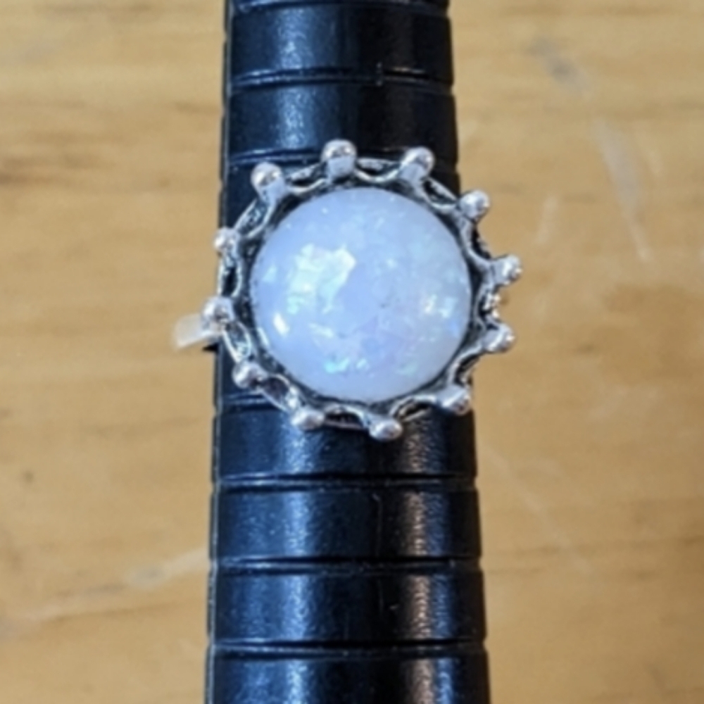 Vintage Geometric Round Simulated Opal Gemstone Ring, T1B6A